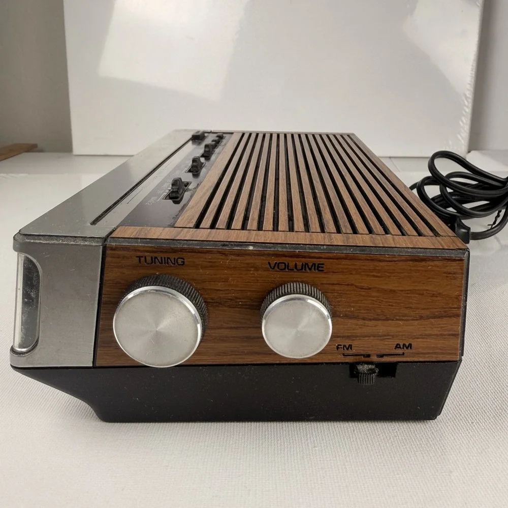 Vintage General Electric Faux Woodgrain Digital Alarm Clock Radio 74675A WORKING